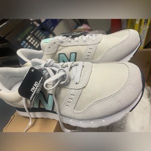 New balance v3 brand new in box with tags. Never worn size 8.5 women’s. White